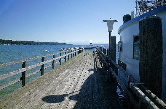 Blick über den Ammersee in Richtung der Berge.