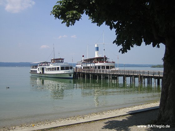 Die alte MS Utting und die RMS Herrsching warten am Herrschinger Schiffsanlegesteg auf ihre Fahrgä&ste